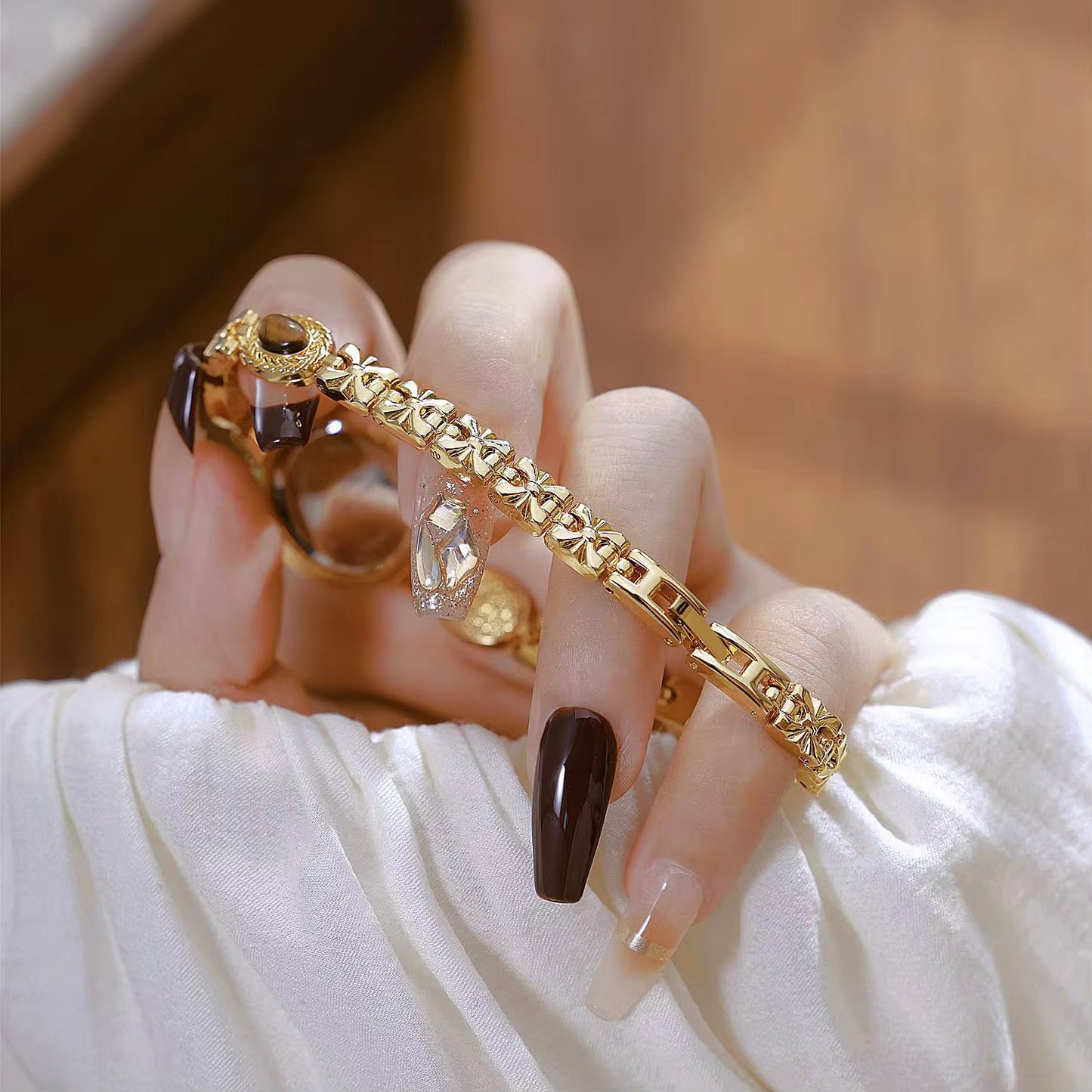 Elegant Vintage-Inspired Women’s Gold Bracelet Watch
