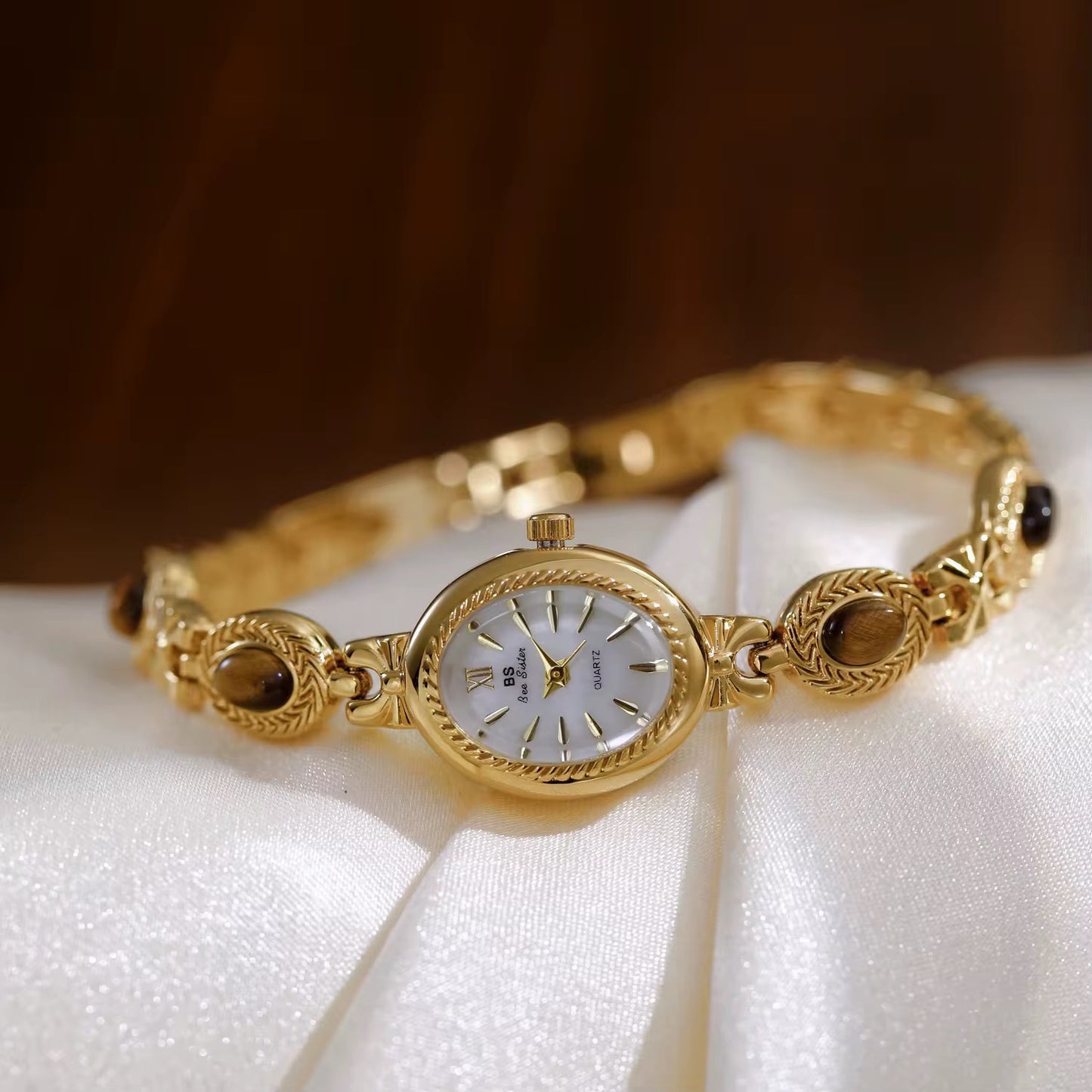 Elegant Vintage-Inspired Women’s Gold Bracelet Watch